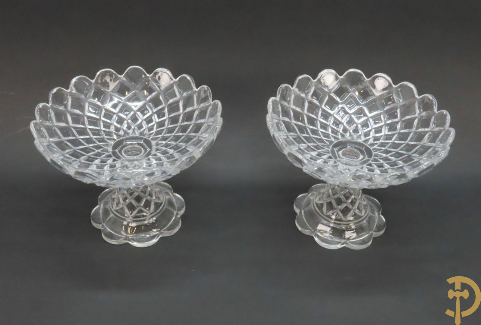 Paar geperste glazen Baccarat fruitcoupes