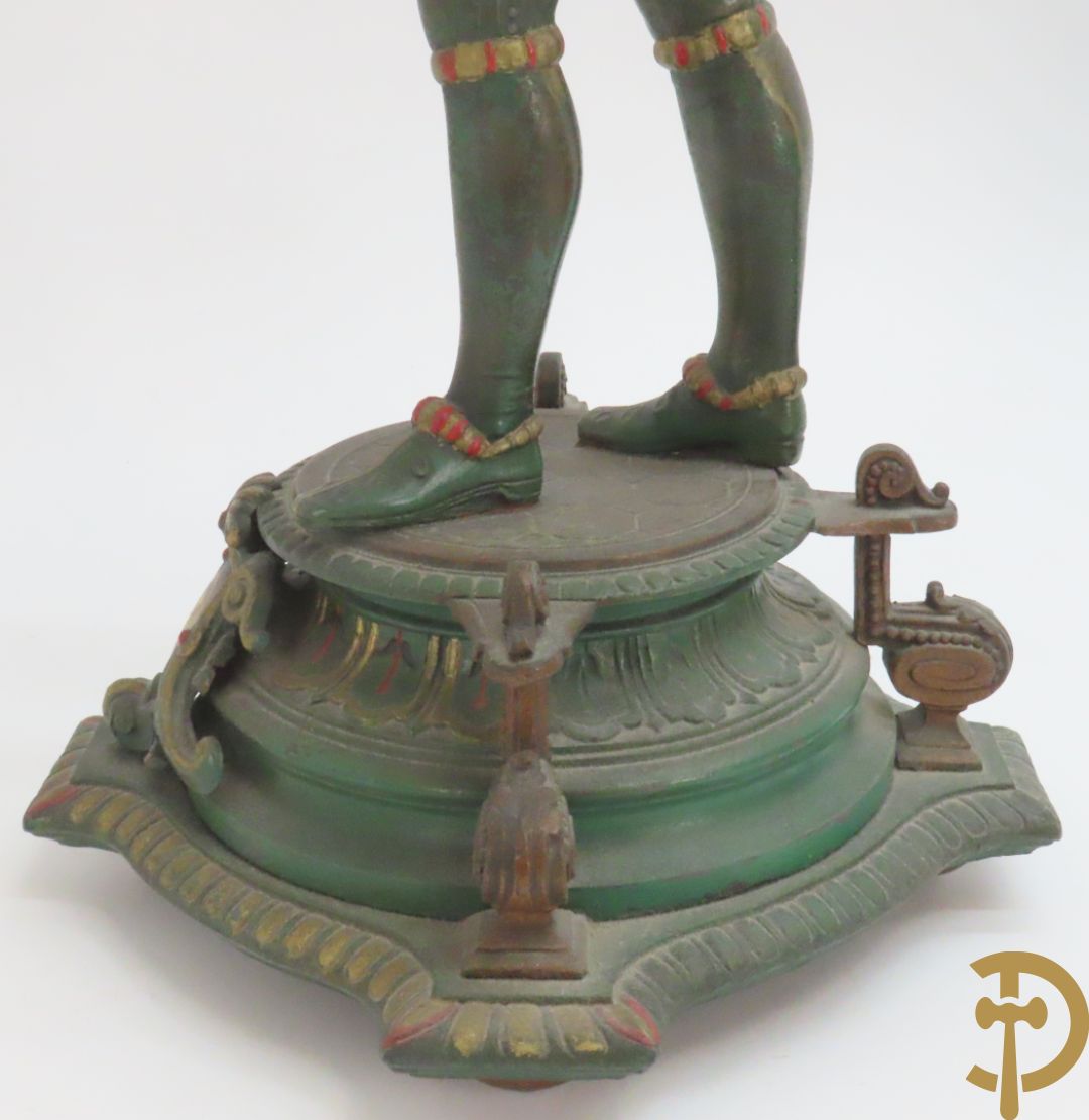 Driedelige kunstbronzen garnituur bestaande uit pendule met paar schakende edelheren, bezet met kariatiden - geflankeerd door paar driearmige kandelaars gehouden door 2 edelheren