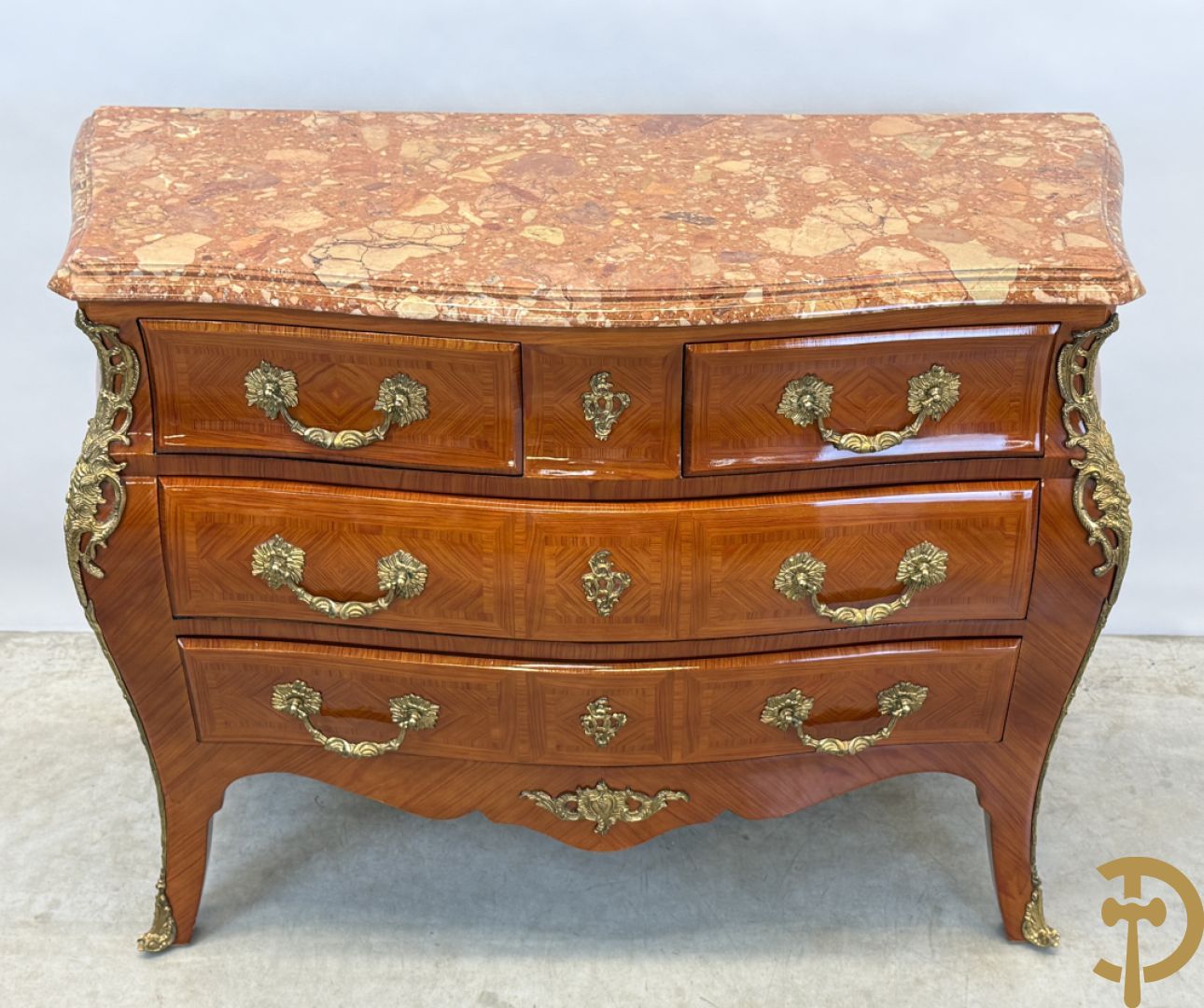 Gegalbeerde notelaren vierladencommode bezet met bronsbeslag en marmeren blad
