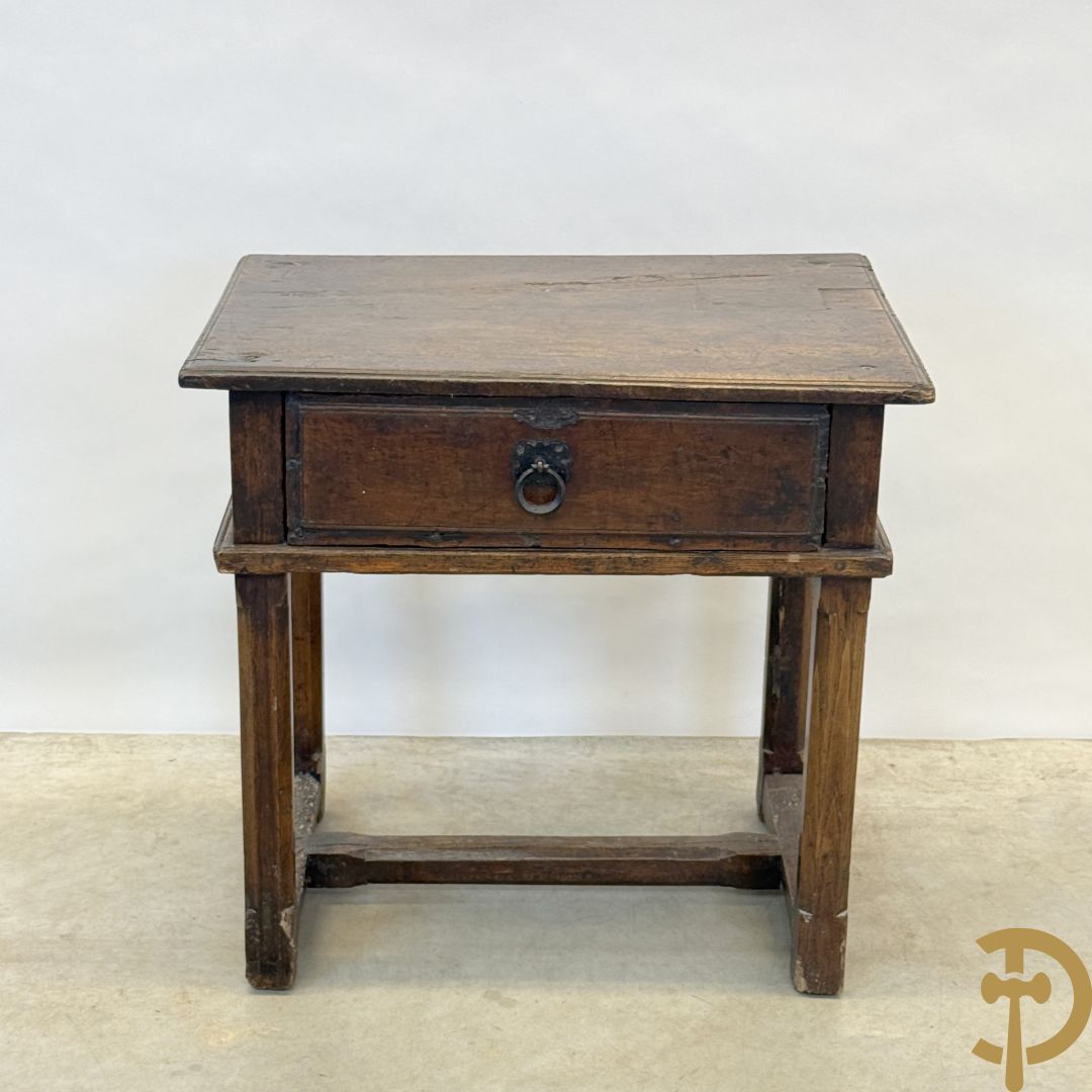 Massief eiken landelijke bijzettafel met lade en smeedijzeren trekker op verjongende poten