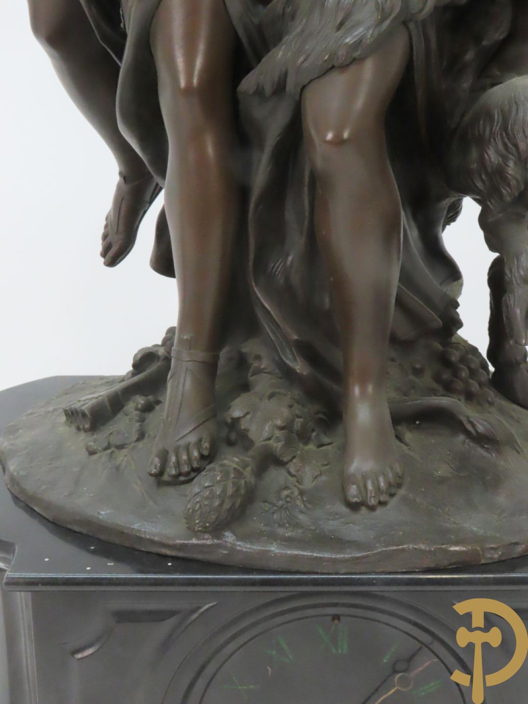 CLODION getekend - Paar elegante bronzen dames met tambour en fruit, geflankeerde door jonge faune, op marmeren klokstel - opgebouwd als garnituur met 2 kandelaars met bronzen kindjes dragende een toorts met bloemen en kaarsen