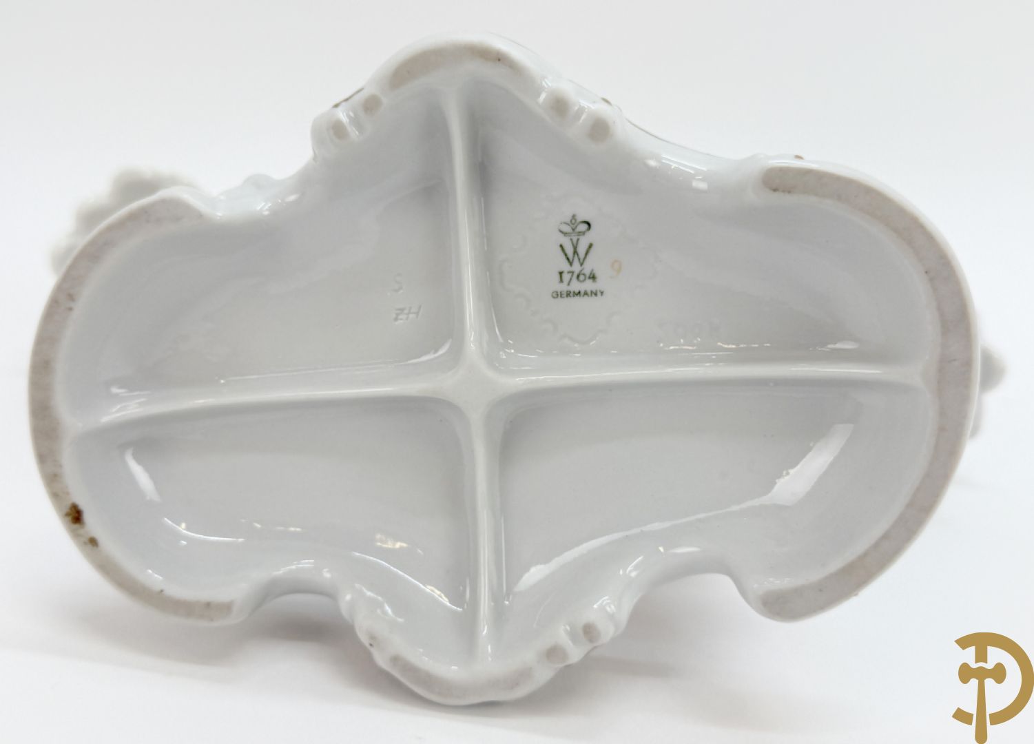 Twee kandelaars in biscuit met cupido