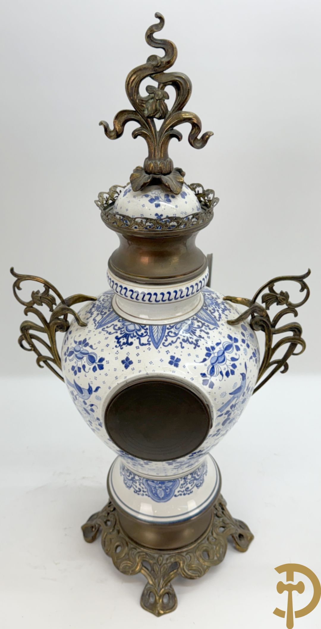 Driedelige garnituur met faience in Delftse stijl en bezet met koperen Jugendstil kandelaars, rond 1900