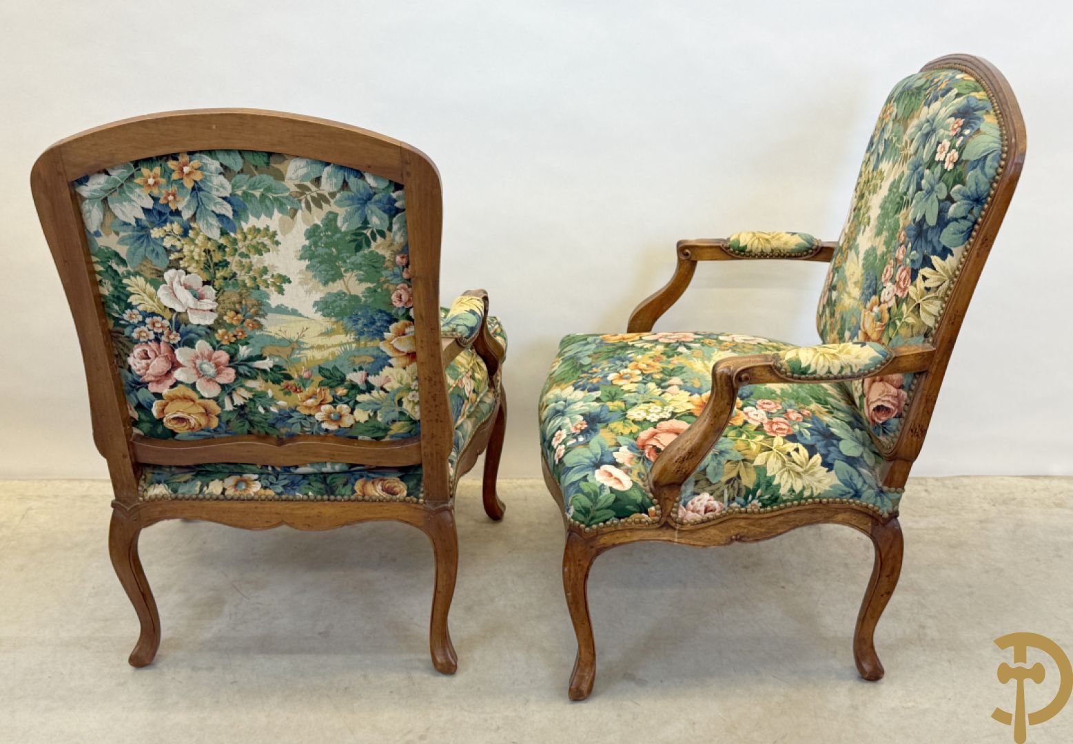 Vier notelaren armzetels bekleed met bloemenstof, met gezwaaide armleuningen op voluutvormige poten + bijhorend voetbankje