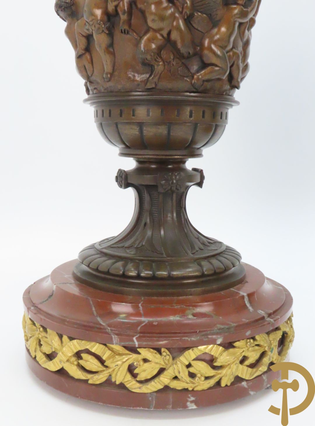 Paar bronzen cassolettes omgeven door dansende cupido