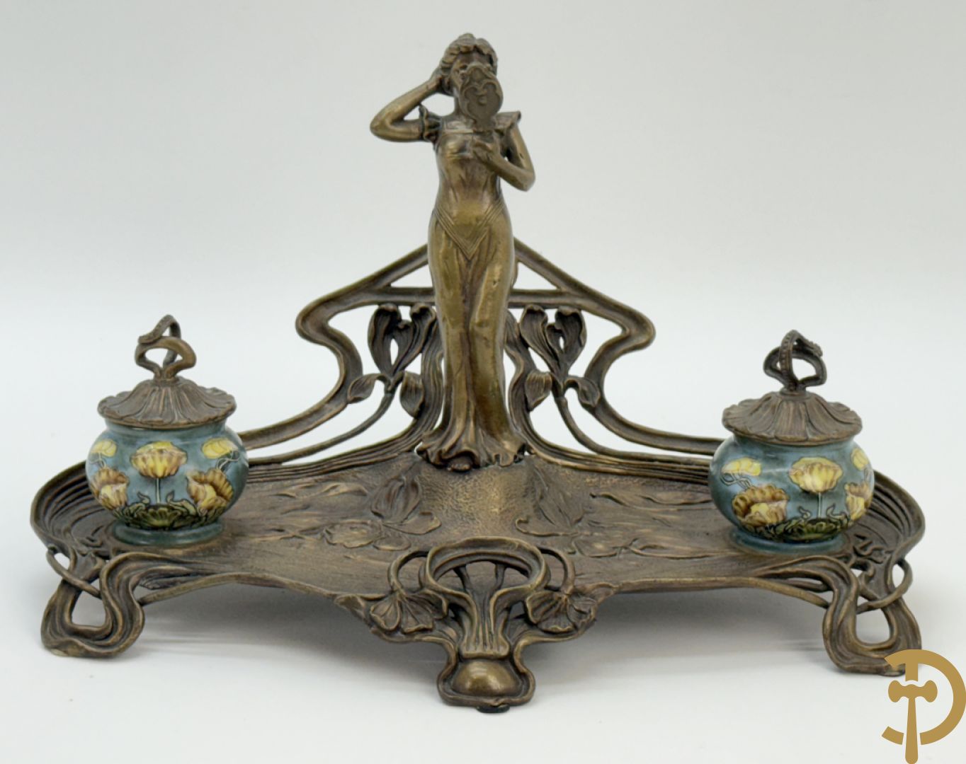 Bronzen inktstel bezet met staande dame met opmaakspiegel en zijdelings met 2 encriers, Art Nouveau stijl
