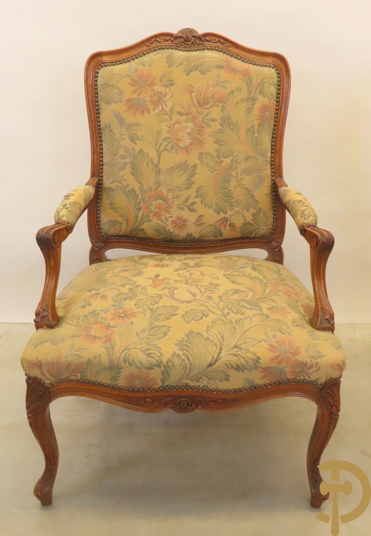 Paar Louis XV armzetels met rocailles, voluutvormige poten en armleuningen