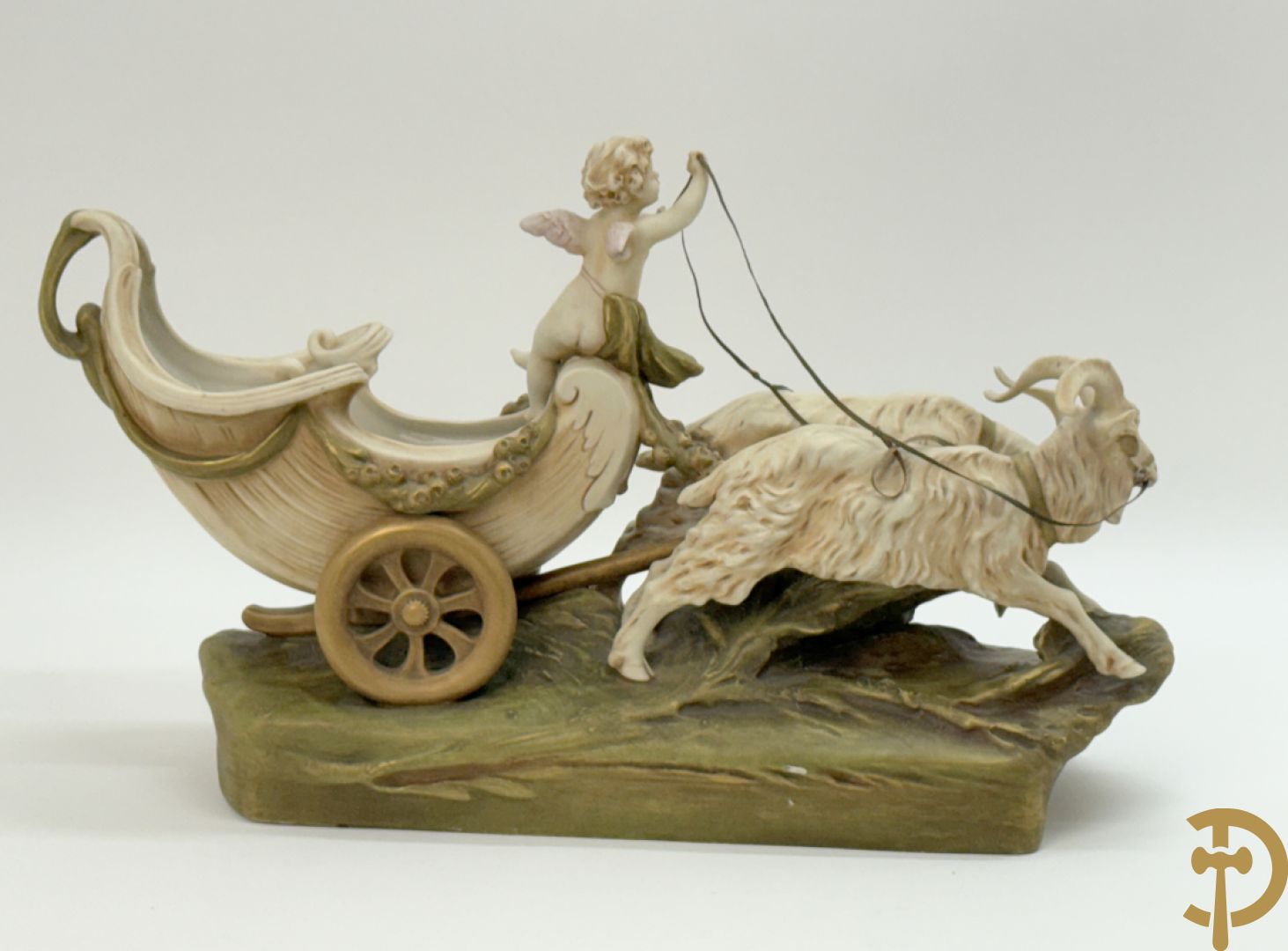 Royal Dux beeld van cupido met 2 rammen op carosse