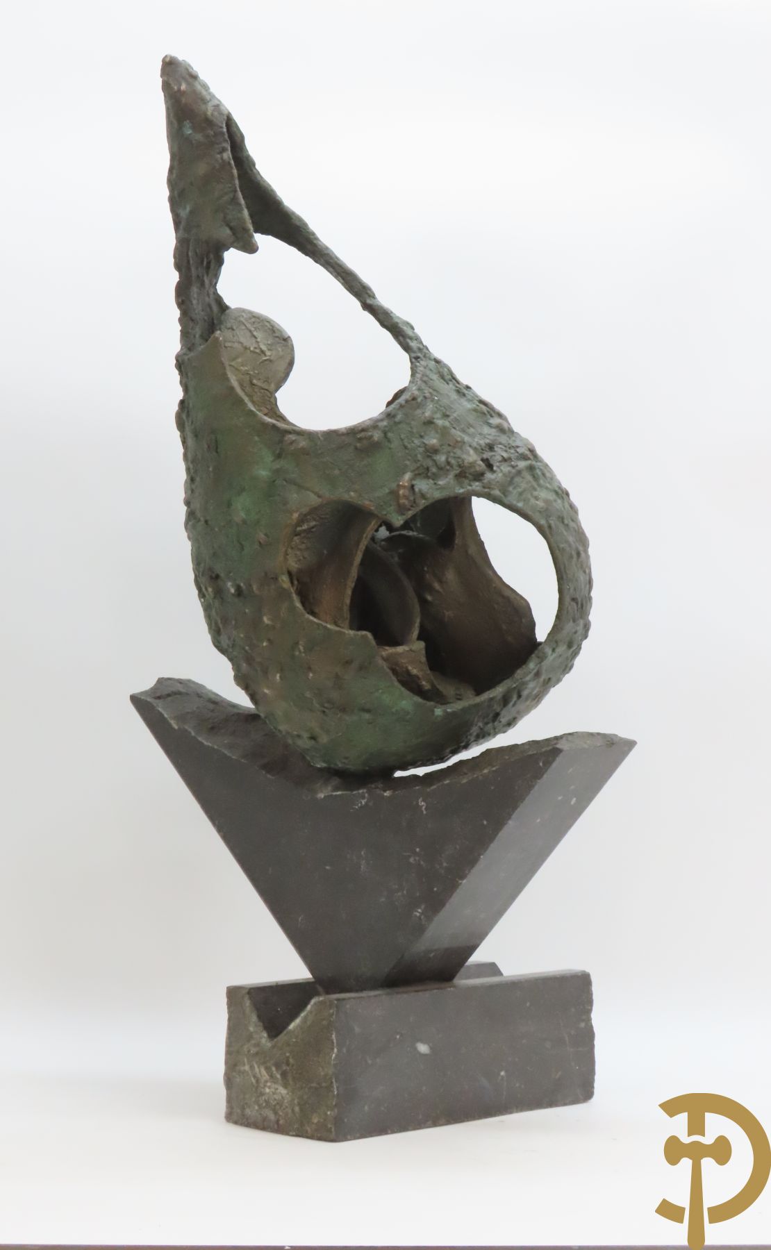 LAMPENS Mark getekend op arduinene sokkel - Kegelvormige bronssculptuur met grillig rolwerk