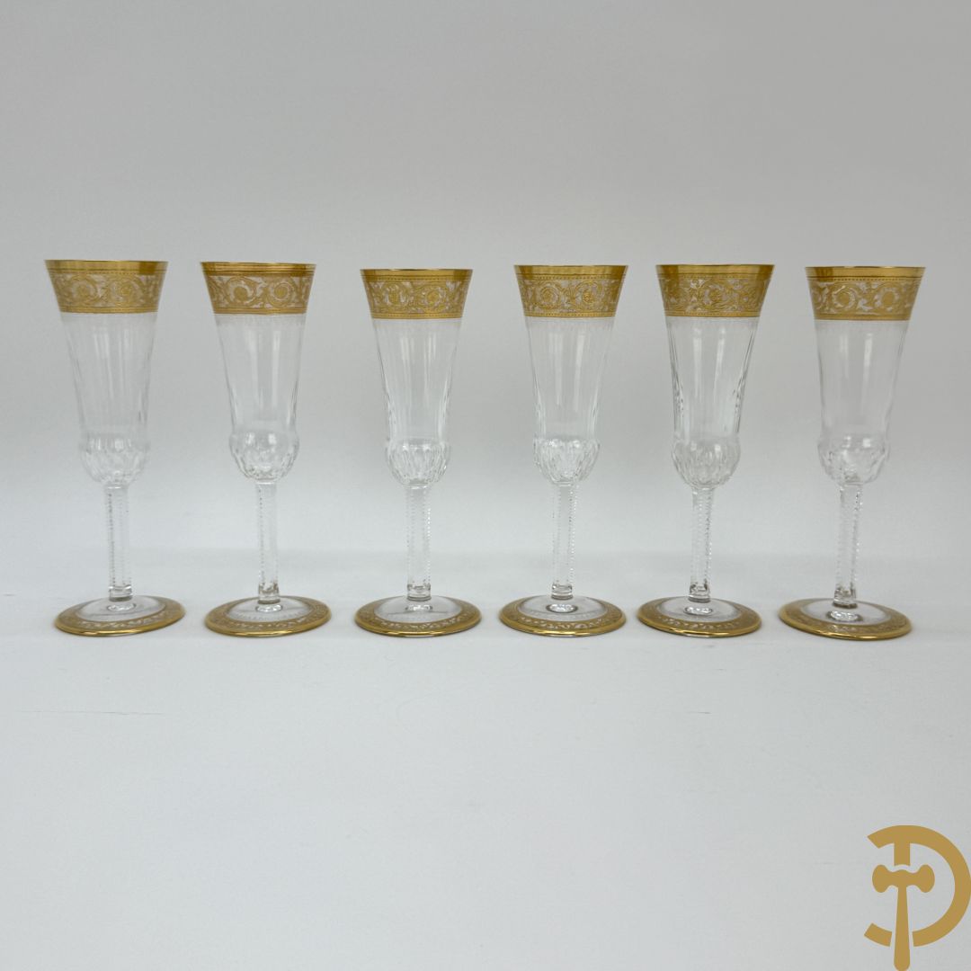 Zes fluitvormige kristallen champagne glazen met Thistle decor, cristallerie Saint Louis gemerkt