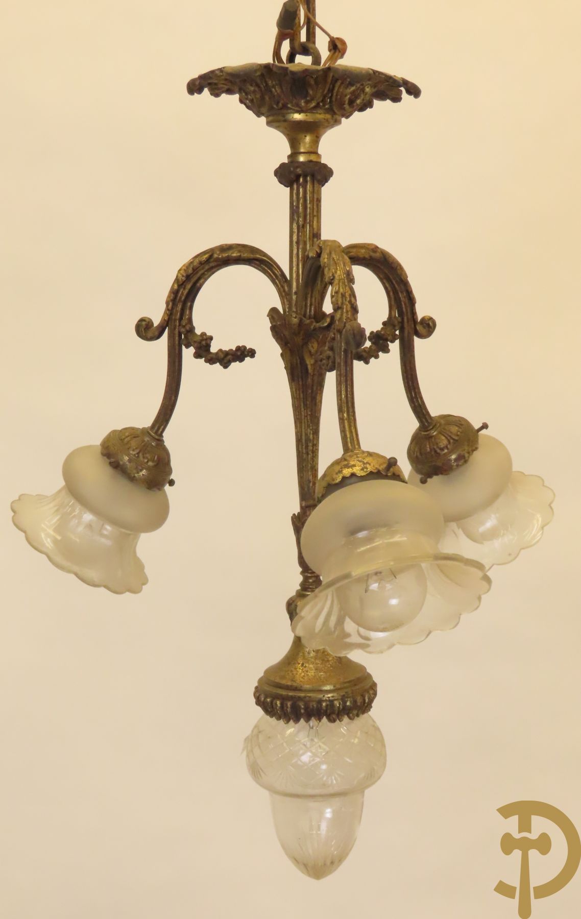 Paar bronzen vierarmige luchters met accanthusranken