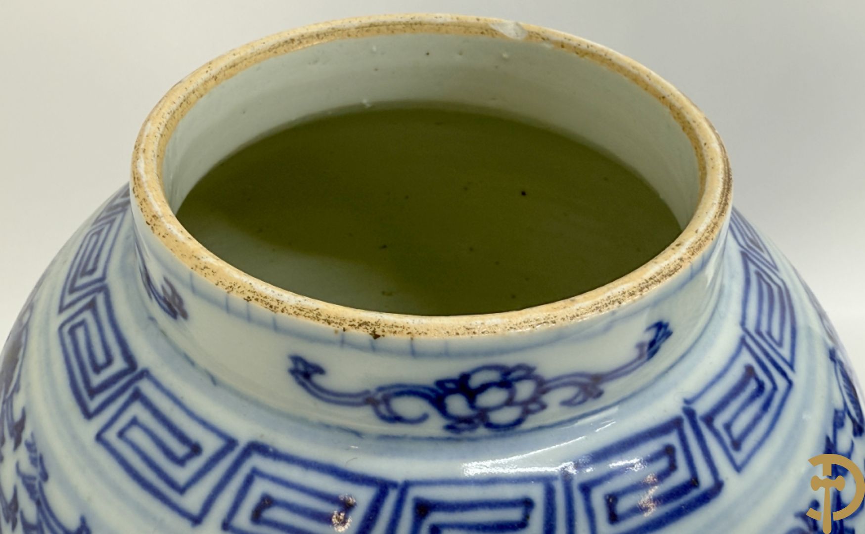 Paar blauw/witte Chinese porseleinen dekselpotiches met bloemen en Chinese tekens