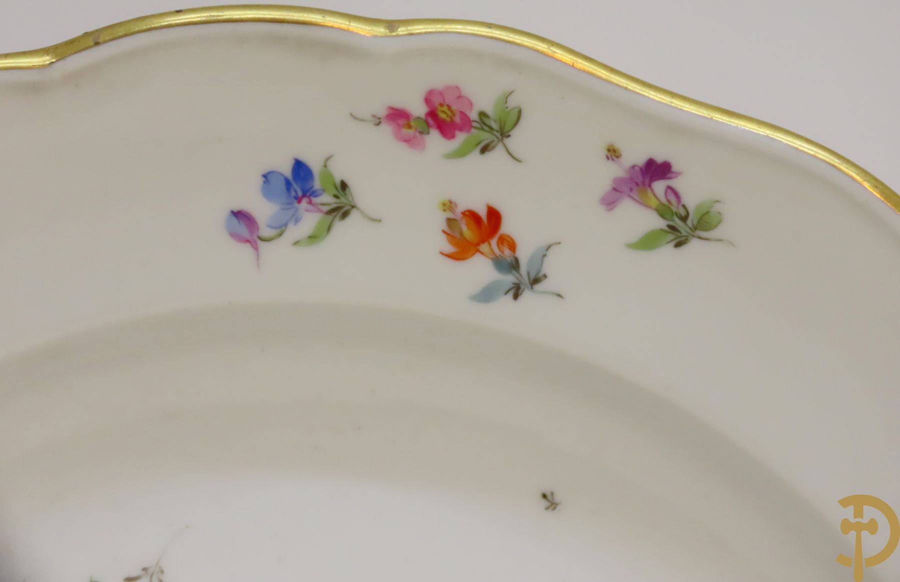 Zes porseleinen borden onder gemerkt met zwaarden / Meissen : 1 bord met stadstafereel, 1 verlucht bord met drakendecor, 1 bord met vogeldecor, 1 met bloemen en 2 met bloemendecor omgeven door vergulde rand