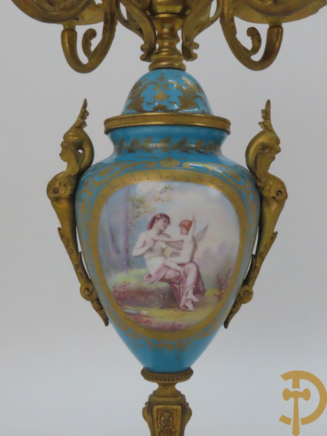 Paar Sèvres cassolettes met handbeschilderd romantisch decor van dame met cupido en landschapsdecor - met vergulde bronzen vierarmige kandelaar, Feccotte V. getekend