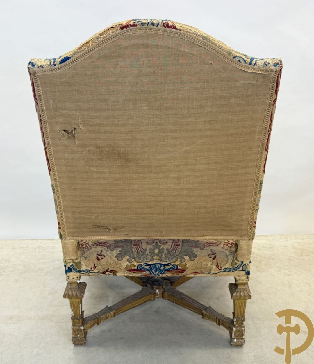 Vier vergulde Louis XIV kasteelarmzetels met geanimeerde scènes in petit points, 19e