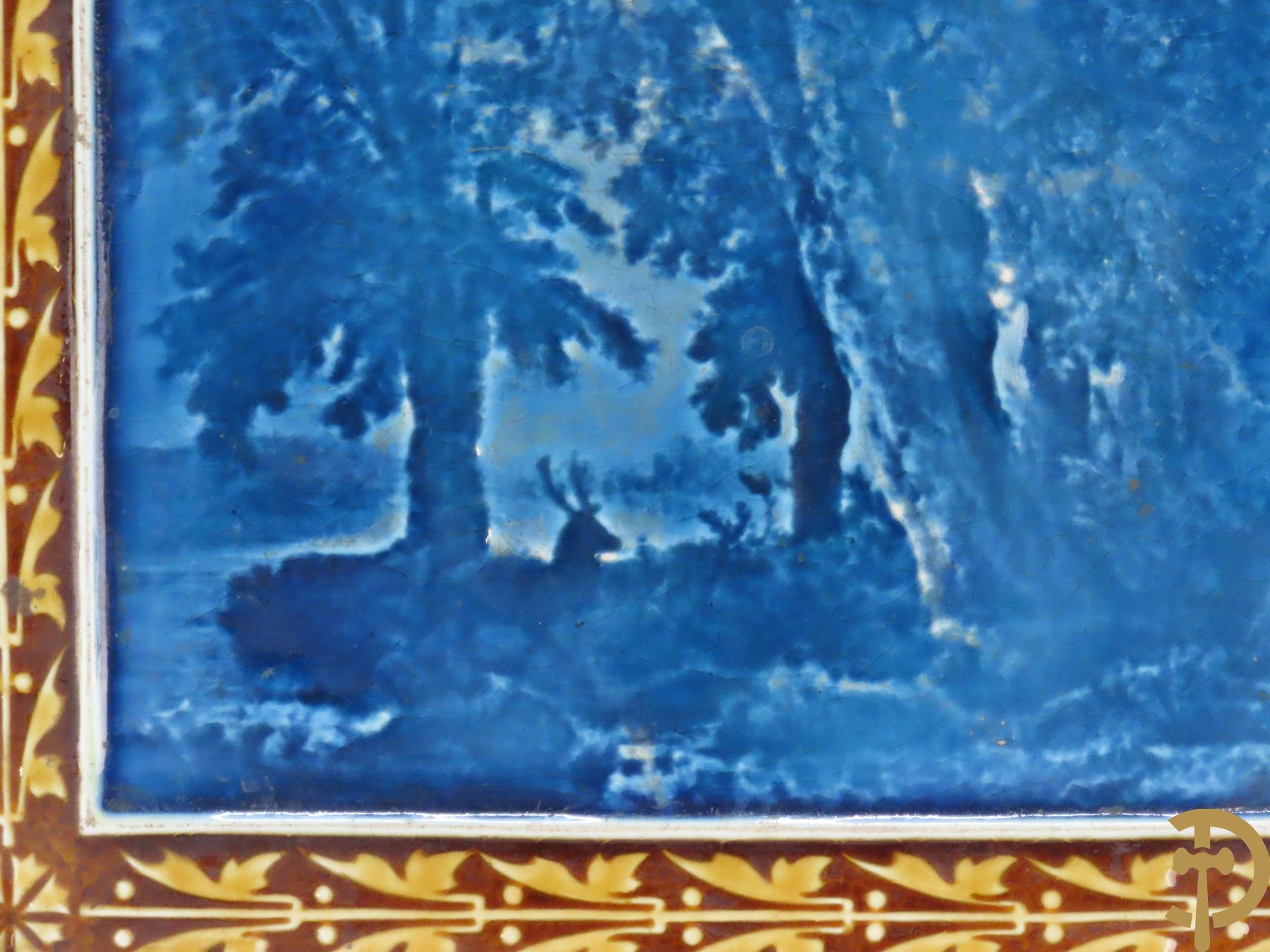 Kobaltblauwe cachepot met verguld decor van meanderende bloemen, BFK 471 gemerkt onderaan + tegeltableau met landschap in houten lijst, Villeroy & Boch Mettlach