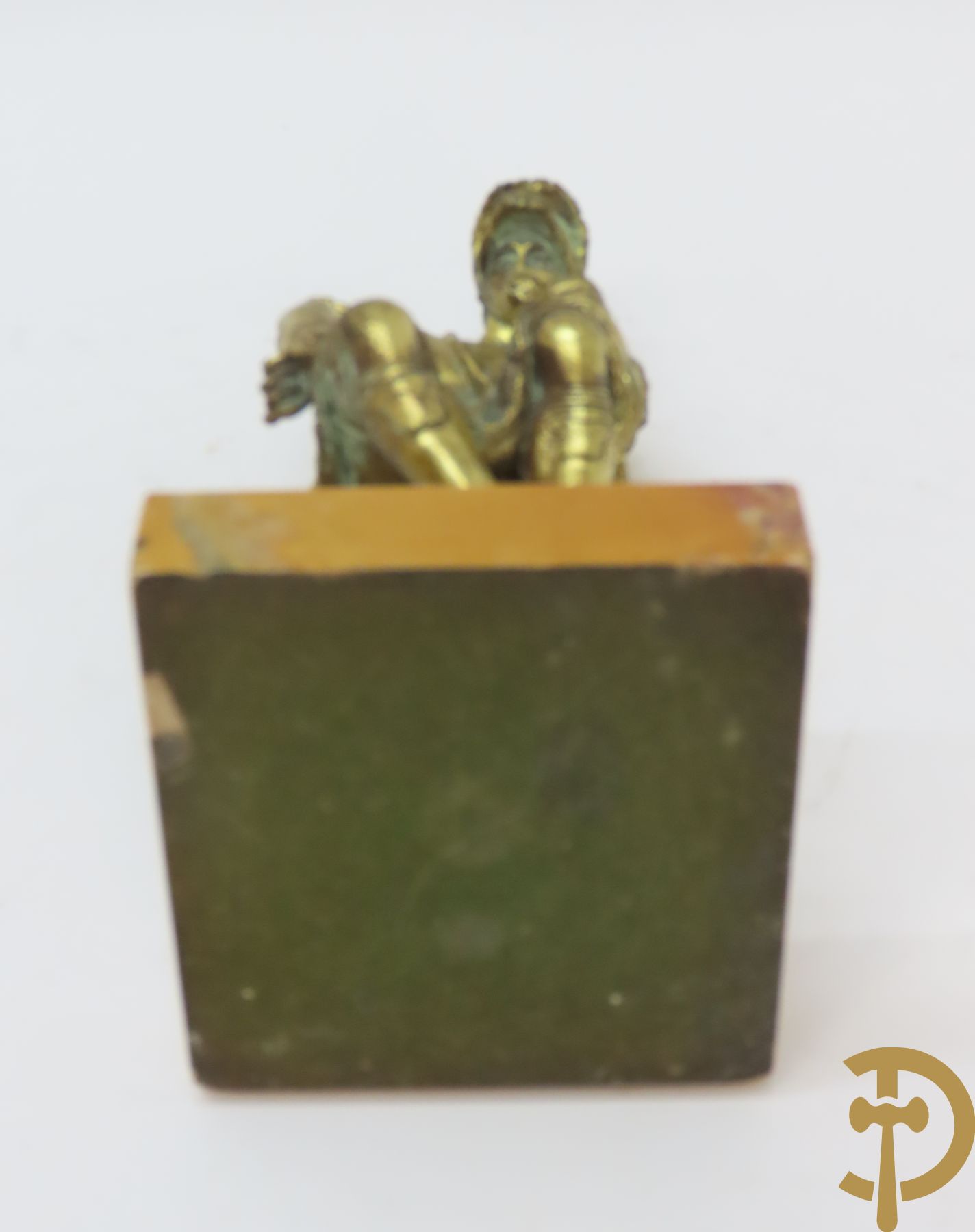 Marmeren inktstel met centraal verguld bronzen beeld met figuur van Lorenzo De Medici naar Michelangelo marmeren brievenhouder