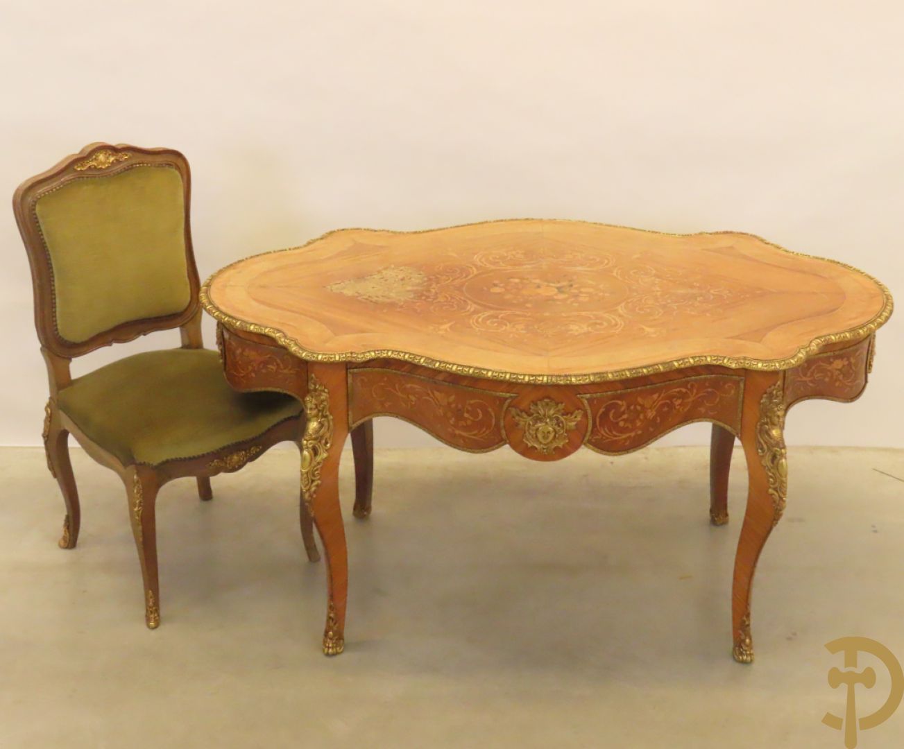 Gemarketteerde ovale notelaren tafel bezet met bronsbeslag van dameshoofden + stoel