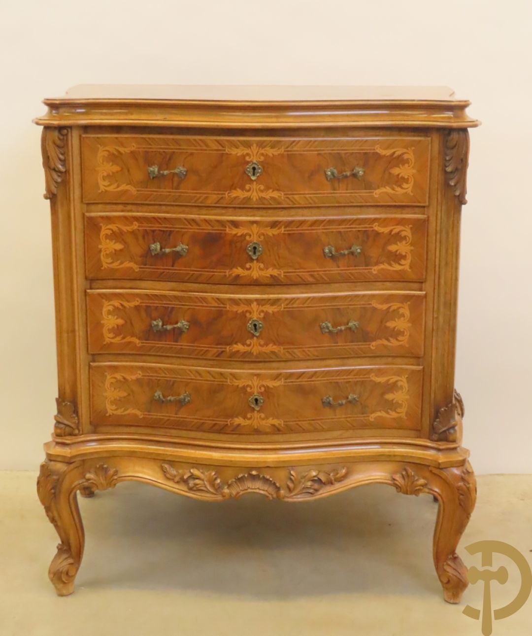 Notelaren vierladen commode met accanthusranken op voluutvormige poten