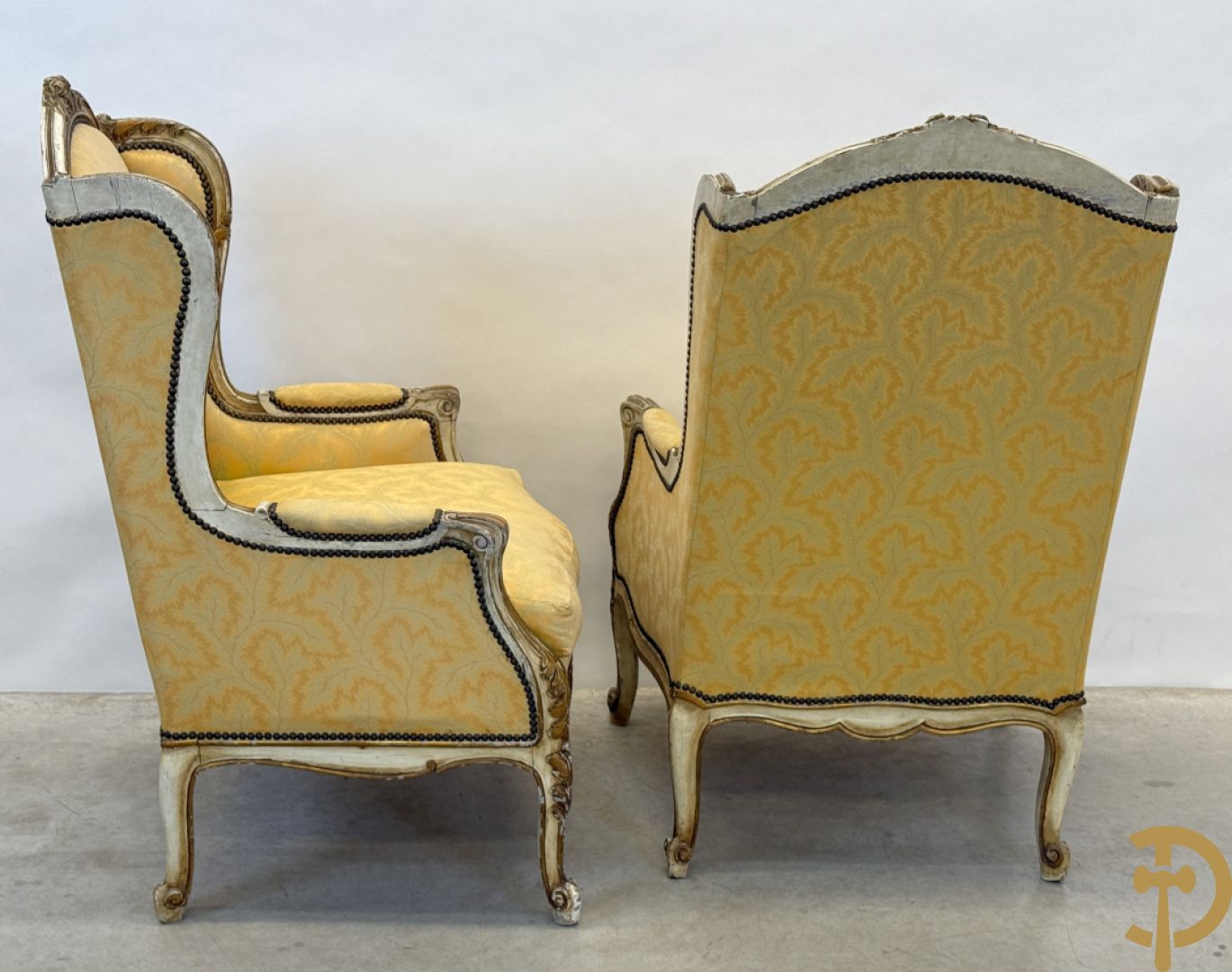 Paar Louis XV bergères met wangen, gesculpteerde accanthusranken en bloemenmotieven