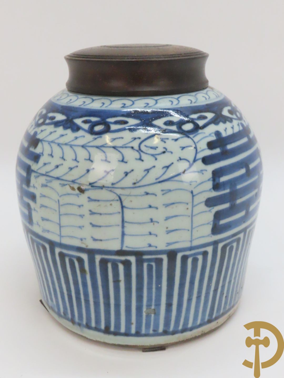 Porseleinen Chinese vaas met bloemendecor + potiche met bloemendecor + tabakspot