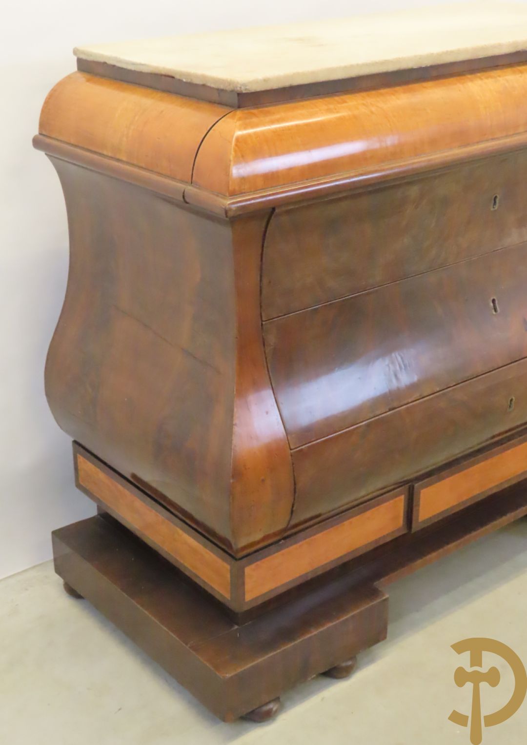 Antieke gegalbeerde commode van mahonie met 4 lades, 2 de kwart 19e