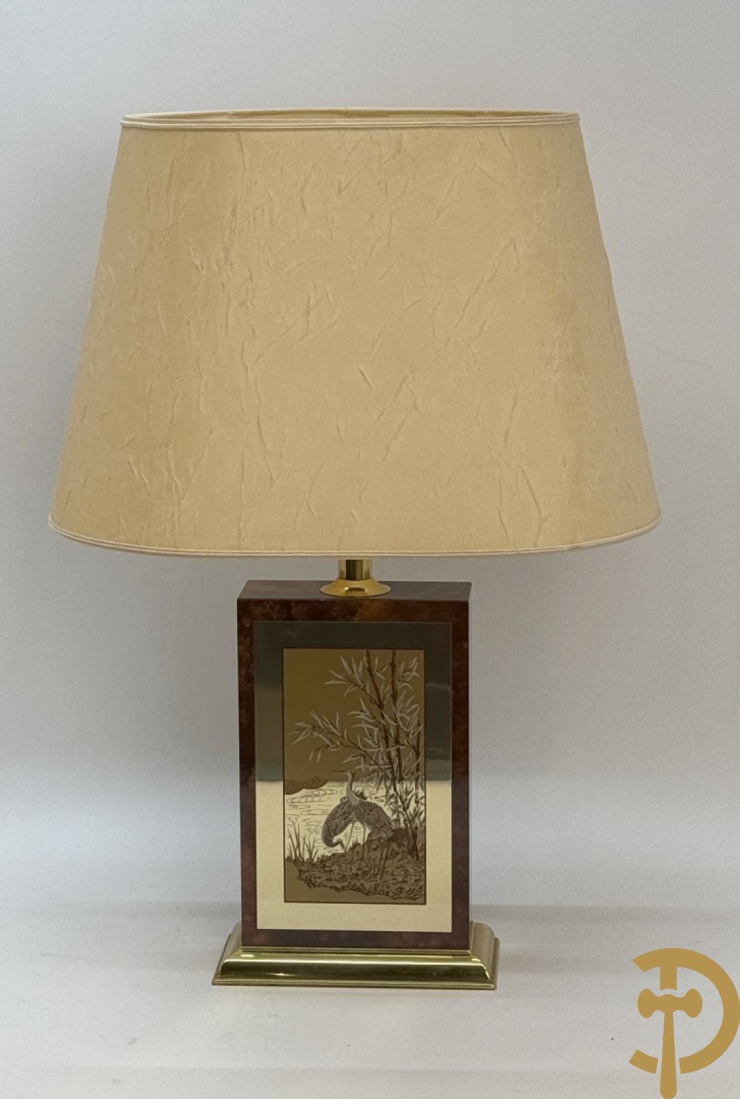 Vintage salontafel met geslepen glazen blad met bladgoud bewerkt op koperen voeten, Meersman Lucas getekend + 2 sidetables met geslepen glazen blad met bladgoud bewerkt op koperen voet, Meersman Lucas getekend + bijhorende lampadaire