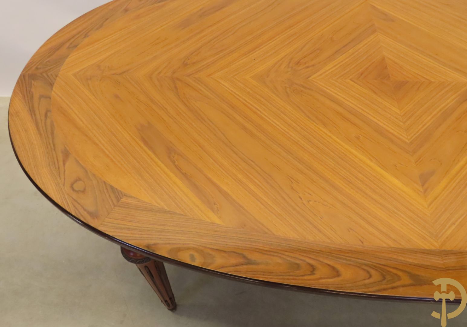 Notelaren eetkamer Louis XVI stijl bestaande uit vijfdeursdressoir met bloemenmarquetterie, bronsbeslag en wit marmeren blad, ovale uittrekbare tafel, 6 stoelen met leder bekleed en gegalbeerde vitrine met geslepen ruitjes