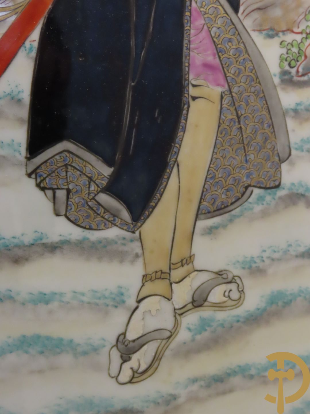 Japanse porseleinen waaiervaas met decor van geisha en krijger, bovenaan met florale motieven