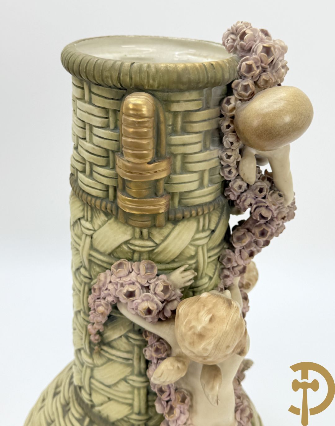 Paar meerkleurige faience vazen,  Austria gemerkt, met cupido