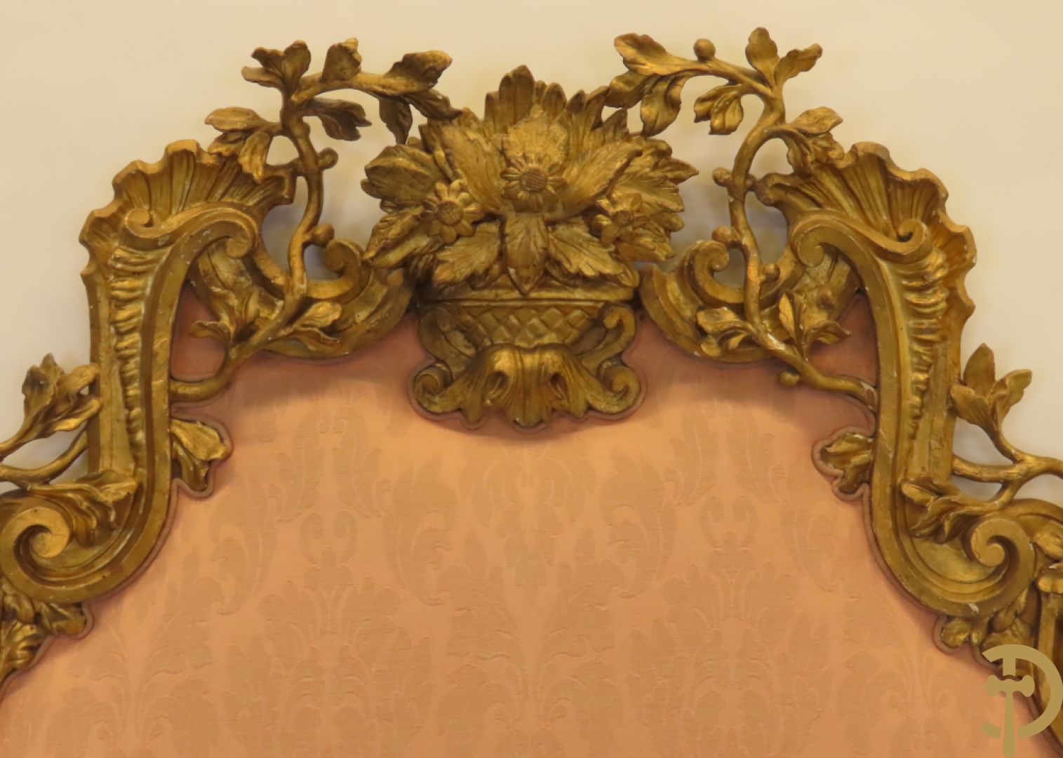 Verguld hoofdeinde van een bed met houten gesculpteerde accanthus- en bloemenranken