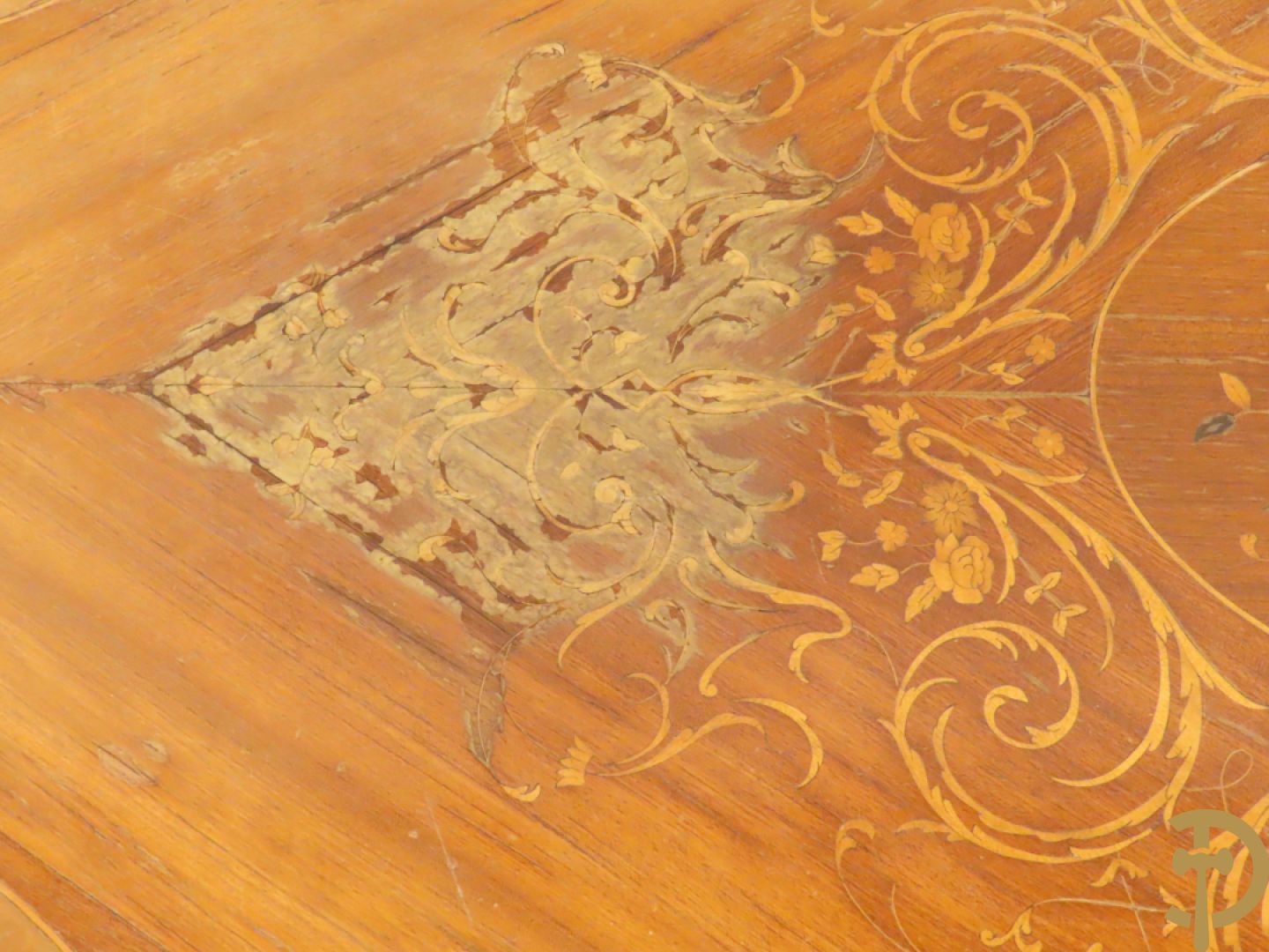 Gemarketteerde ovale notelaren tafel bezet met bronsbeslag van dameshoofden + stoel