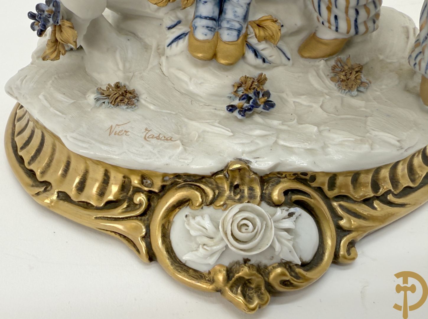 Paar gekleurde porseleinen sierbeeldjes op bronzen voet, Capo di Monte + 2 sierbeeldjes op bronzen voet