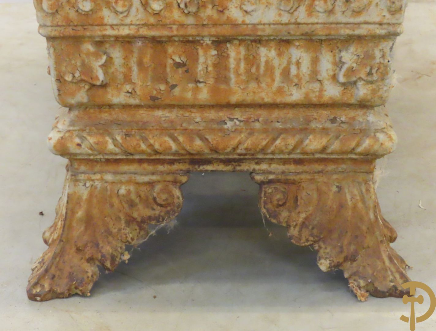 Gietijzeren jardinière met accanthusranken en sierkrans