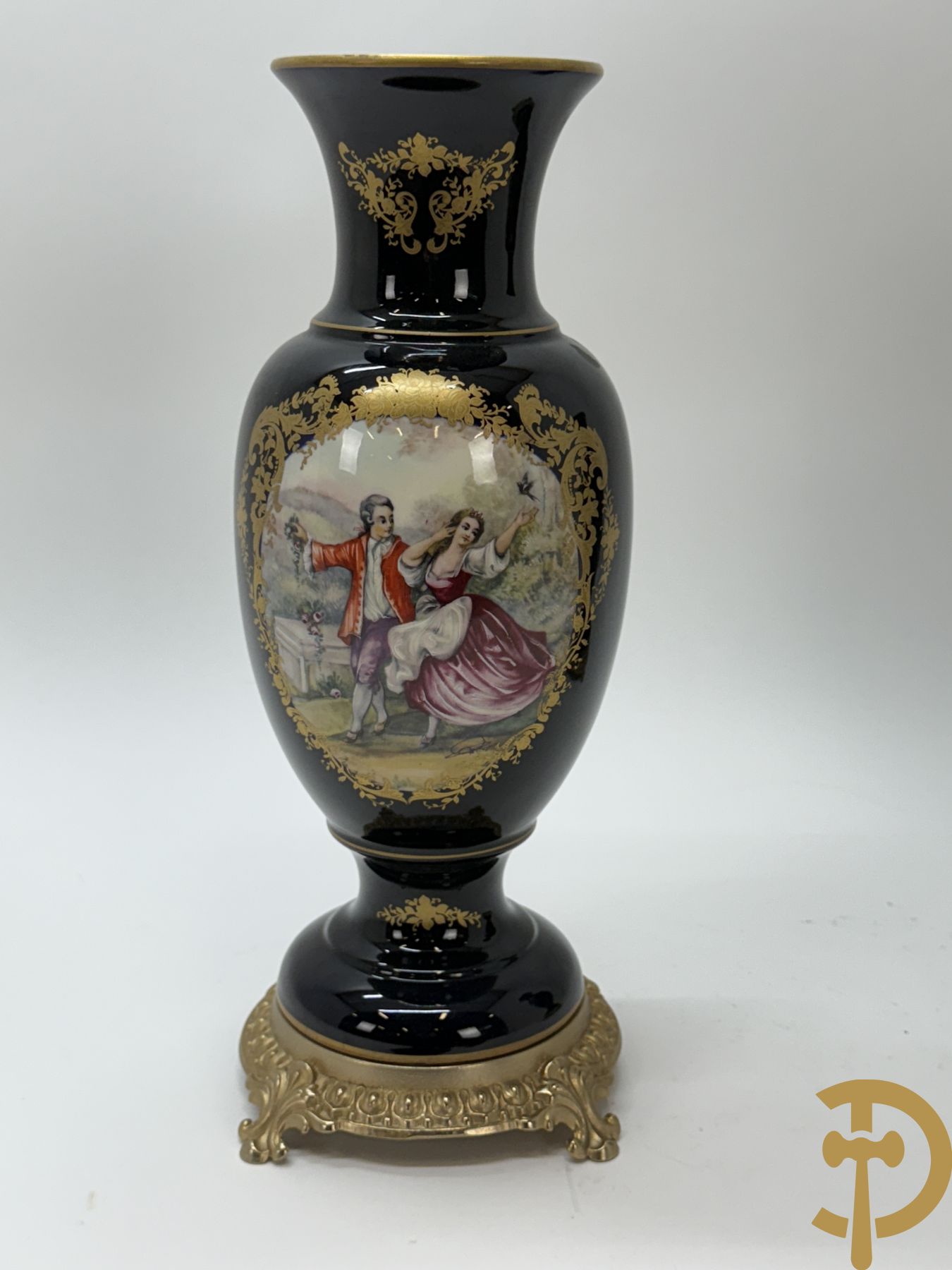 Paar kobaltblauwe porseleinen vazen met romantisch decor op koperen voet, ACF gemerkt