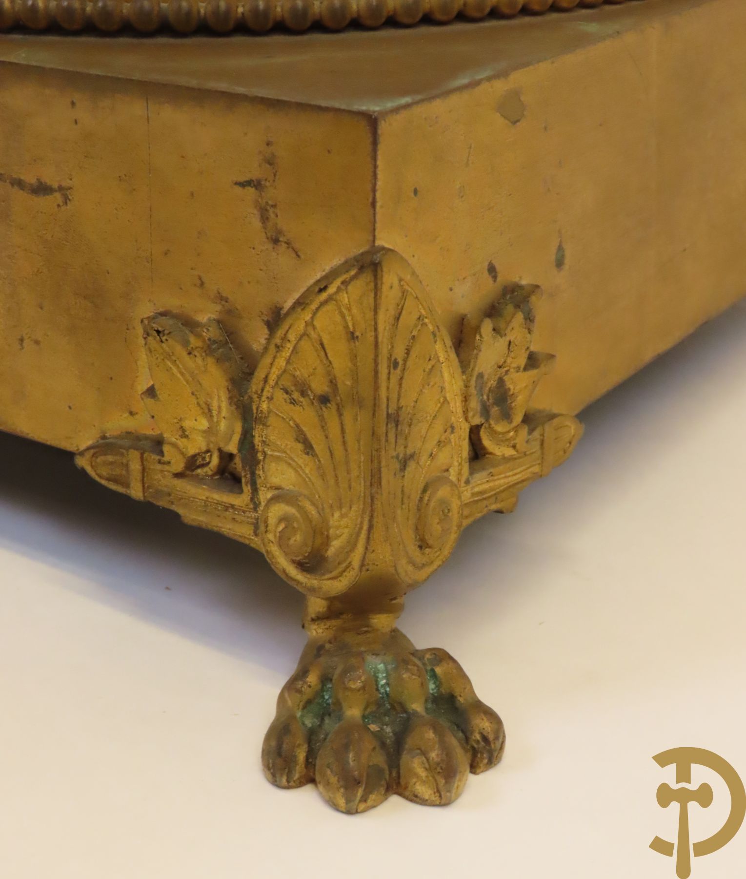 Grote porseleinen Sèvres vaas met dubbel decor van cavalerie, slagveldtaferelen en zicht op kasteel, DESPREZ H. getekend in het decor - bovenaan met verguld decor en zijdelings met bronzen oren en accanthusranken - deksel met Sèvres merkteken - op vierkante bronzen sokkel met klauwepoten