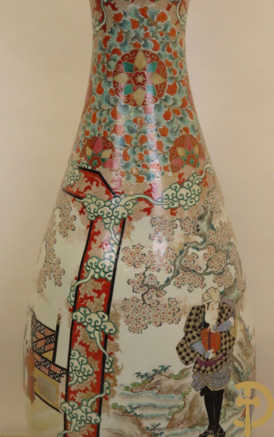 Japanse porseleinen waaiervaas met decor van geisha en krijger, bovenaan met florale motieven