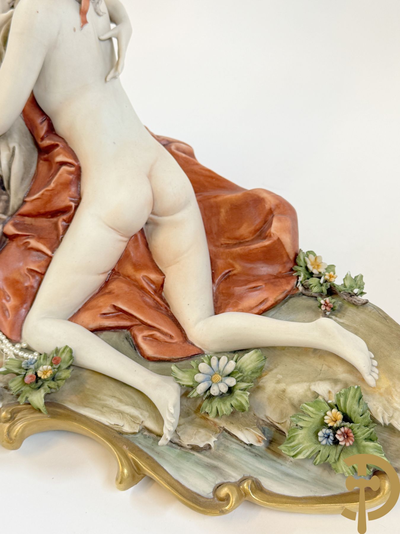 Italiaanse biscuitgroepen w.o. grote groep met 2 liggende naakte dames met zwaan, jongeman op rots, vioolspeler met edeldame, dame met kanten jurk en kinderen + Armani G. getekend 