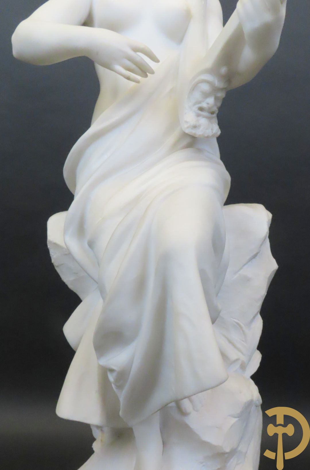 Prof. Fagioli Firenze getekend : Witte marmersculptuur van zittende dame met ontblote boezem met muziekinstrument