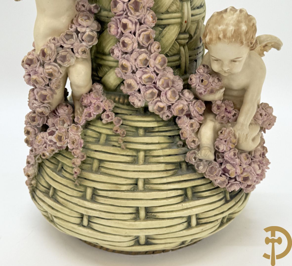 Paar meerkleurige faience vazen,  Austria gemerkt, met cupido