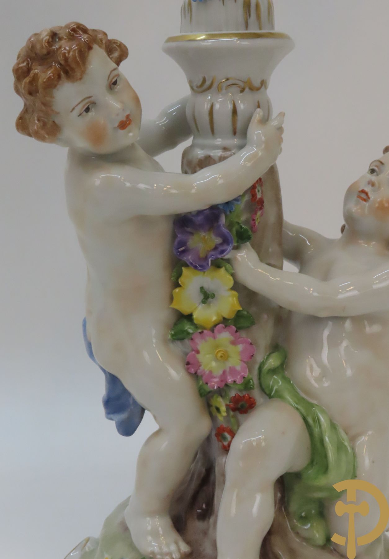 Twee porseleinen vijfarmige kandelaars met cupido
