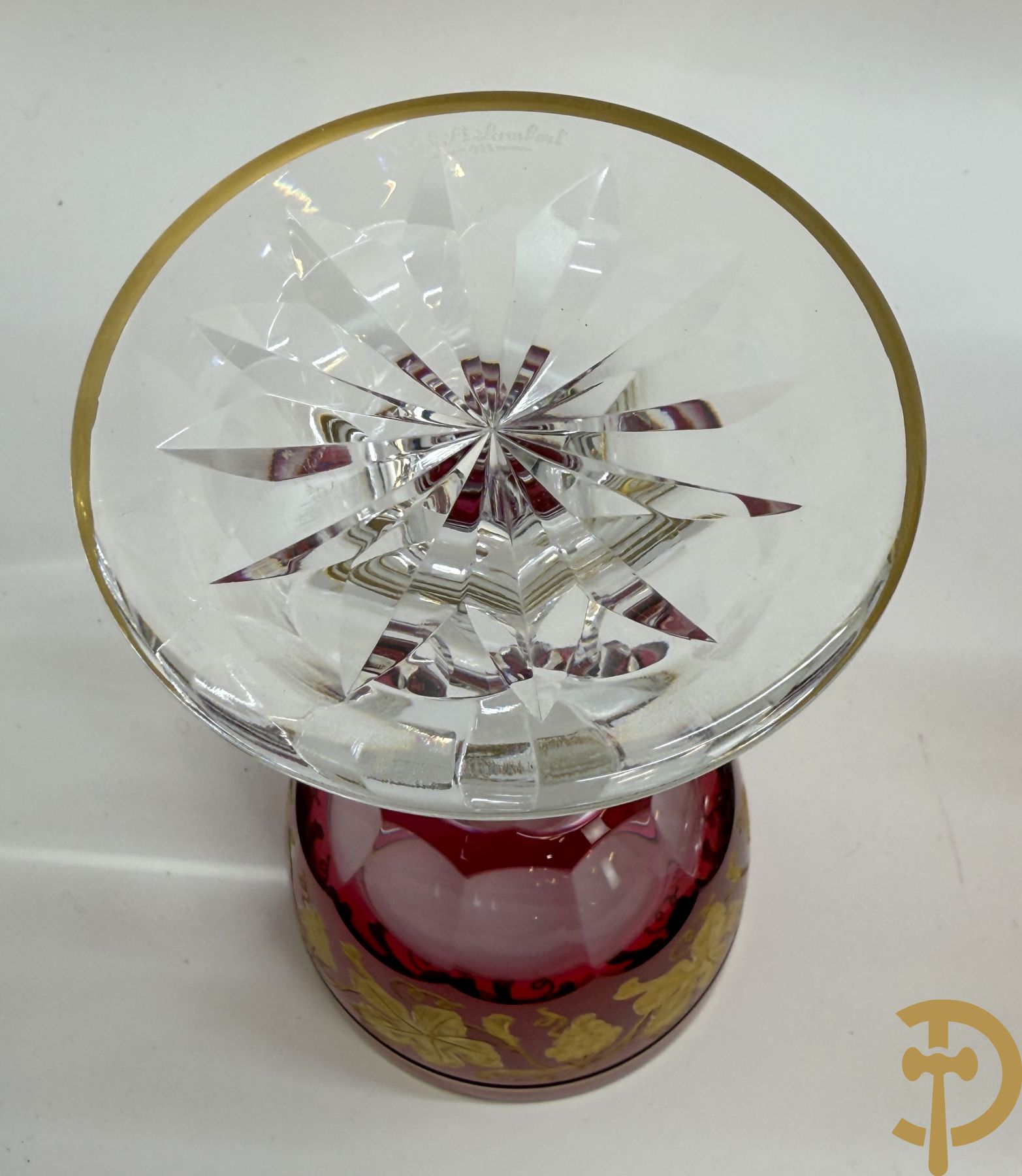 Acht rode handgeslepen Val-Saint-Lambert glazen met verguld decor van accanthusranken en druivenranken