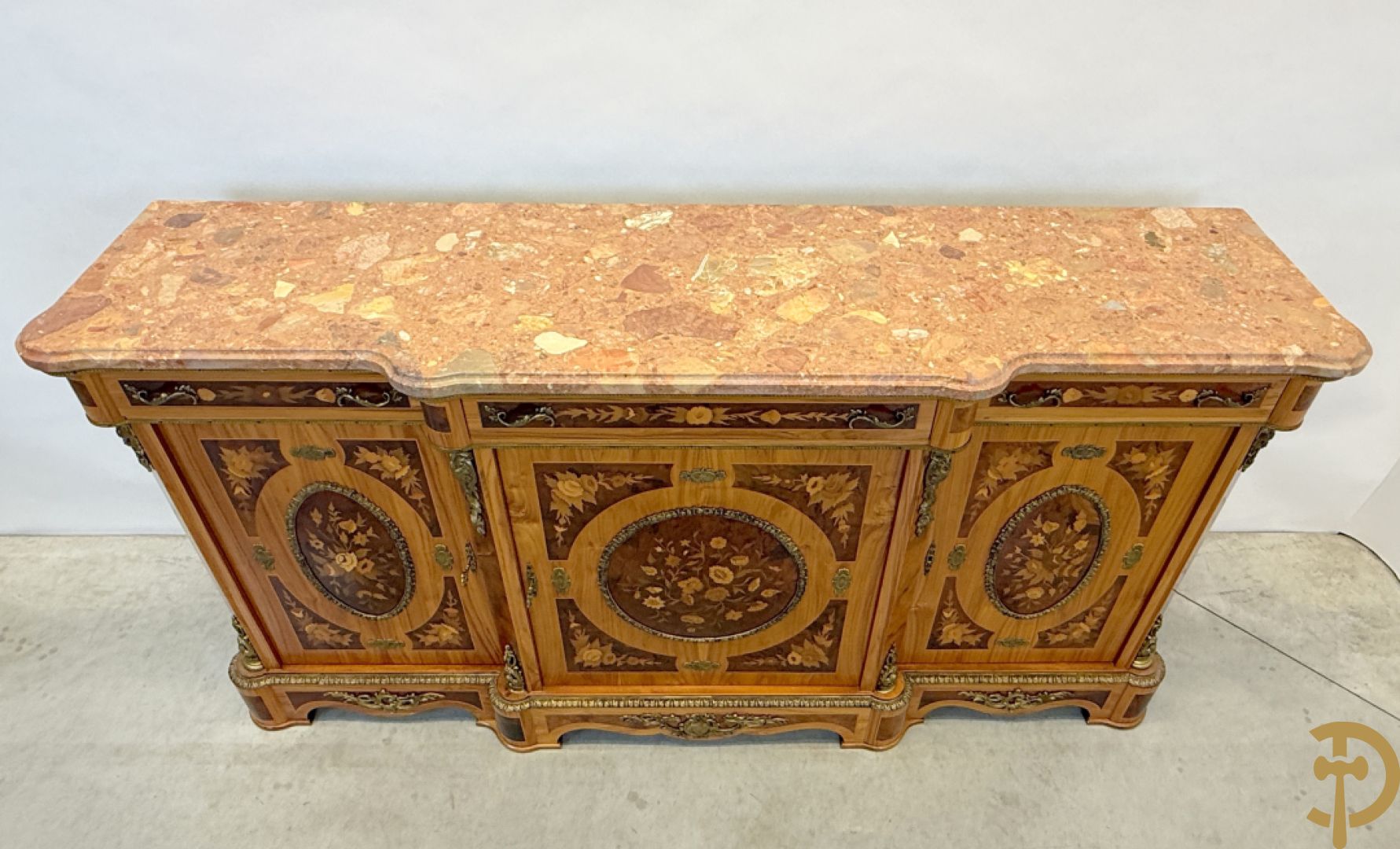 Notelaren driedeursdressoir met bloemenmarquetterie, bronsbeslag en marmeren blad