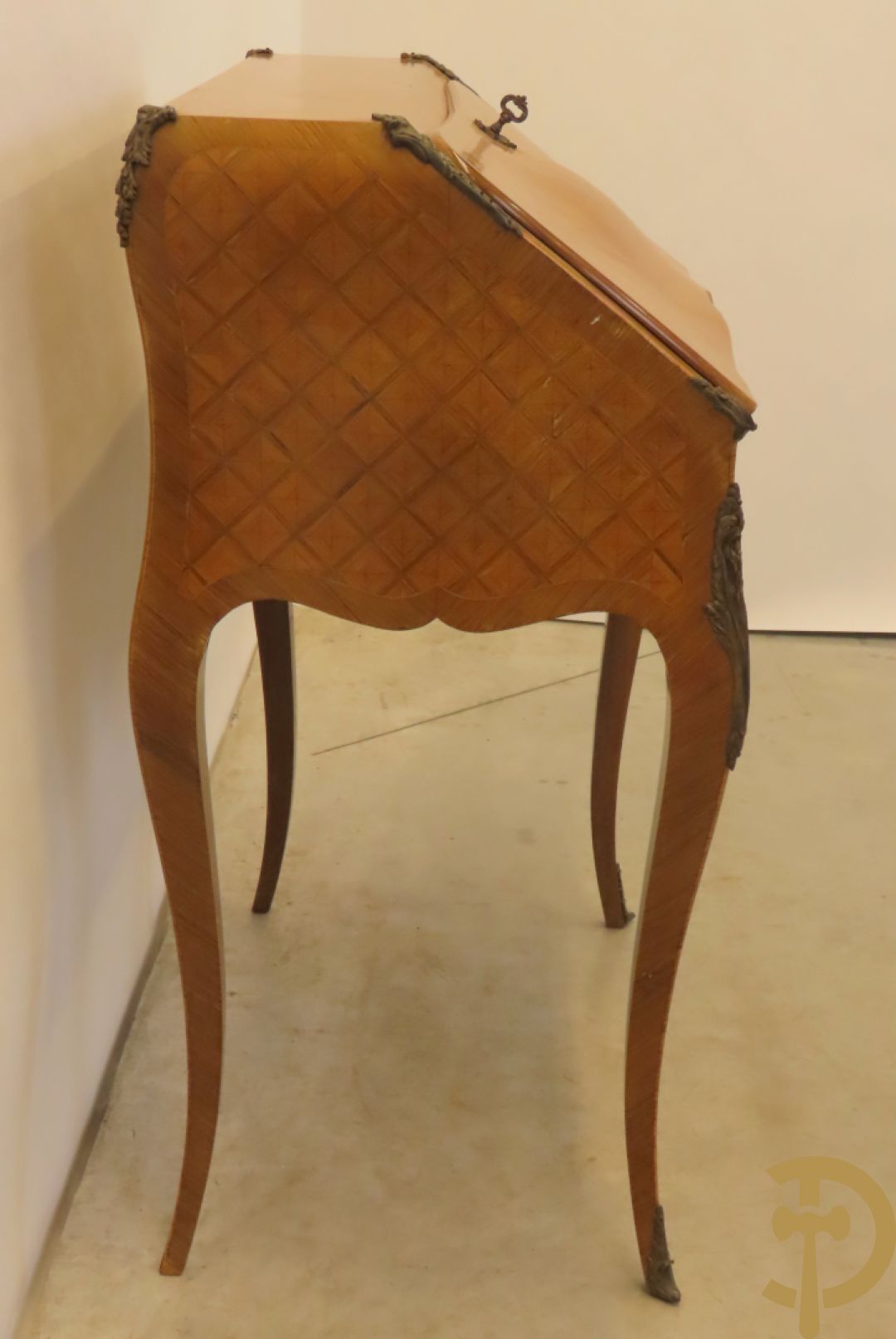 Notelaren damesklapsecretaire met parkettage en zonnestraalfineer, bezet met bronsbeslag - op voluutvormige poten