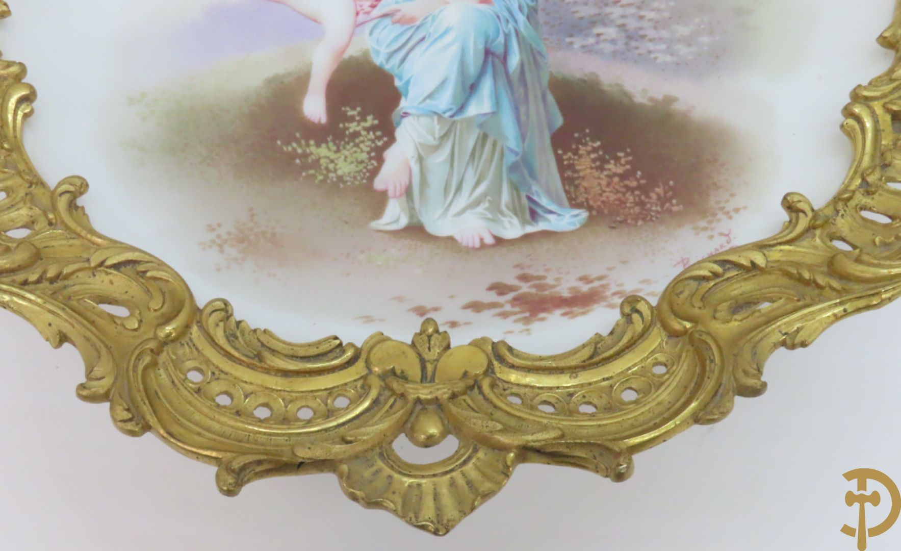 Porseleinen coupe met beschilderd decor van zittende dame met cupido in tuin, Richard getekend, gevat in bronzen houder
