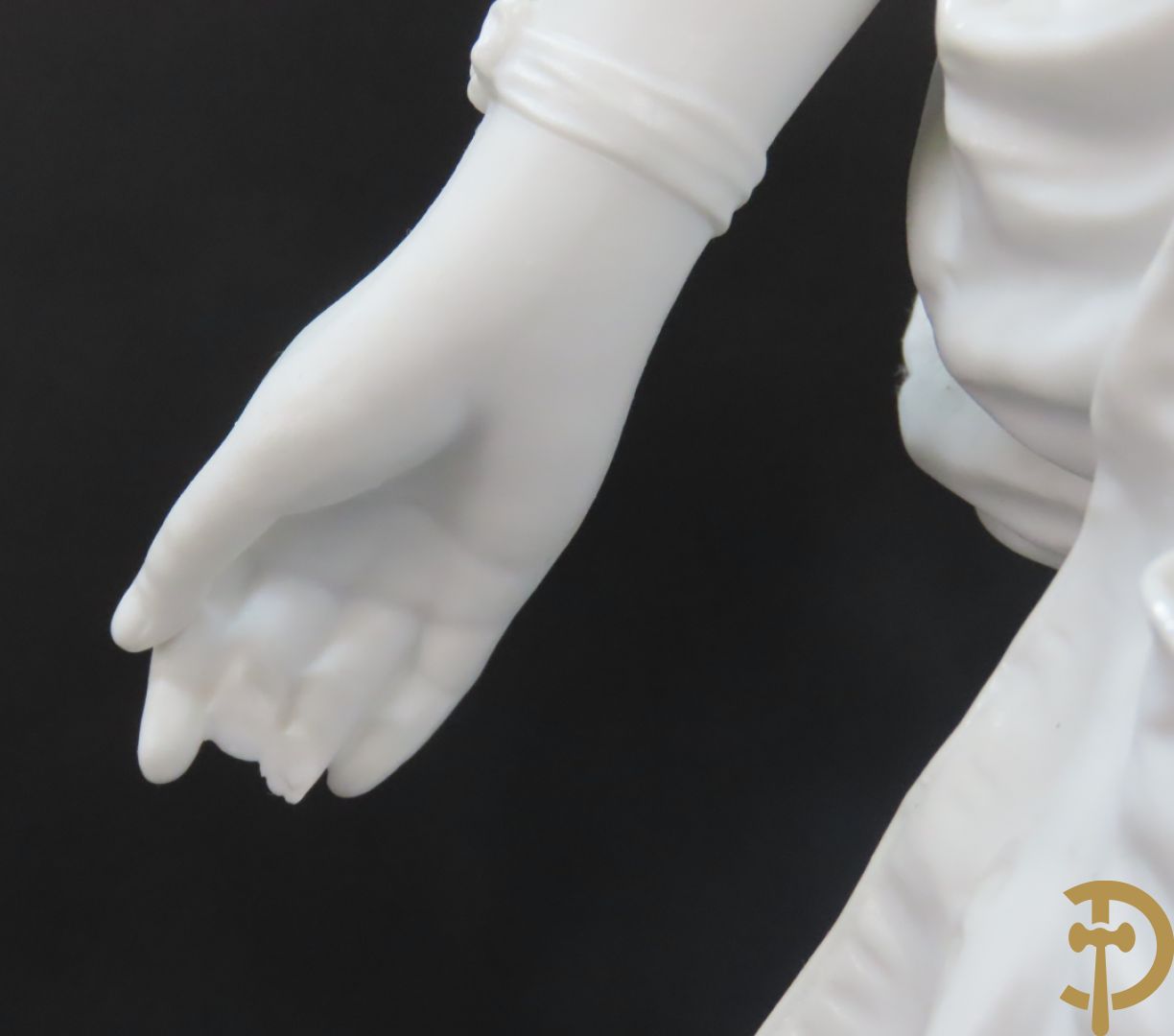 Paar grote witte biscuits van elegant koppel, onderaan gemerkt AM