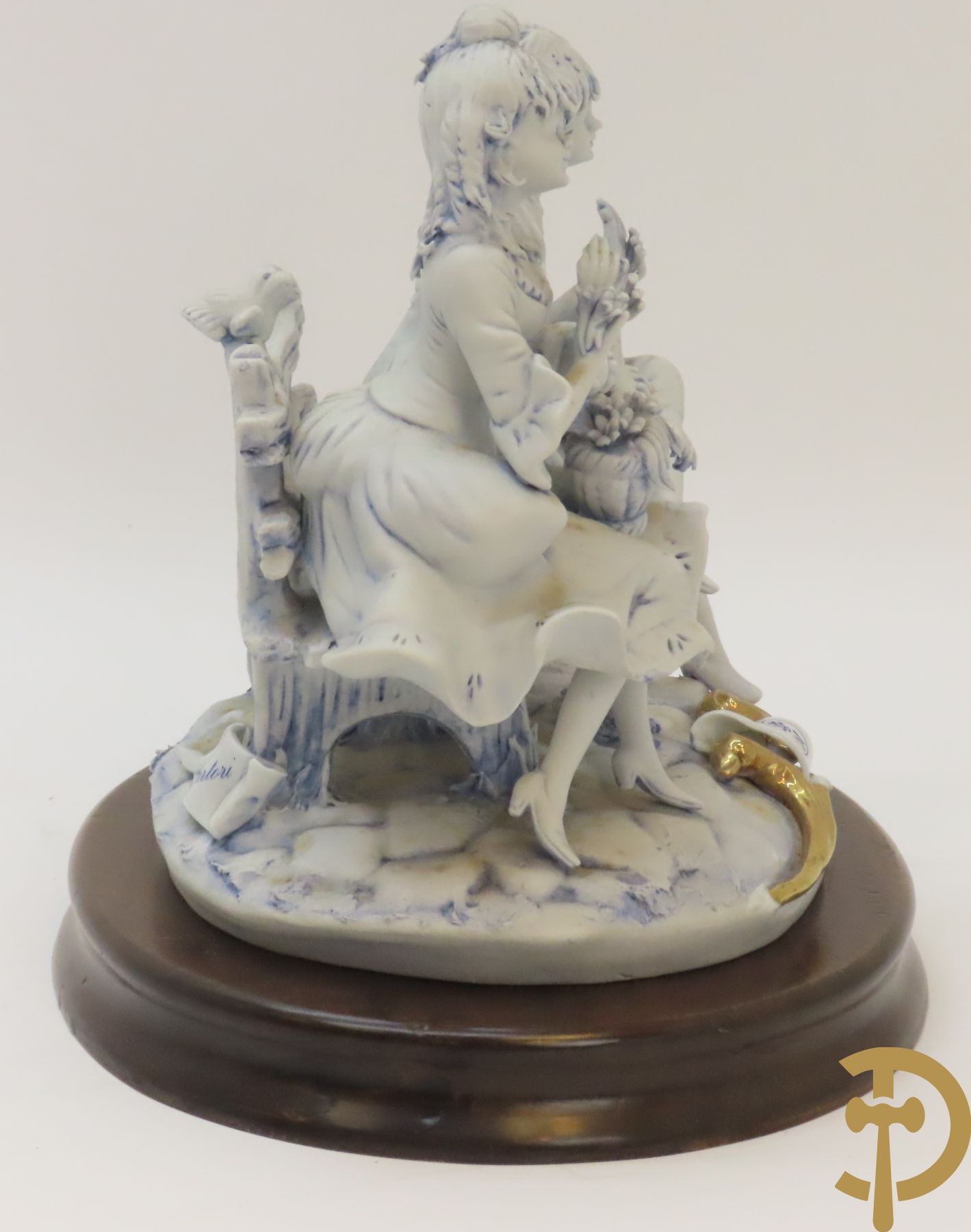 Drie beelden in Capo di Monte porselein : dame met lang haar, jongeman met vis en koppel op bank