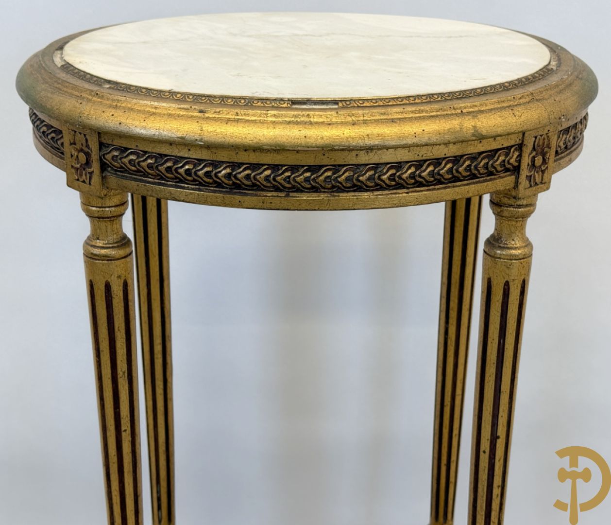 Vergulde Louis XVI bijzettafel met wit marmeren blad op gecanneleerde poten