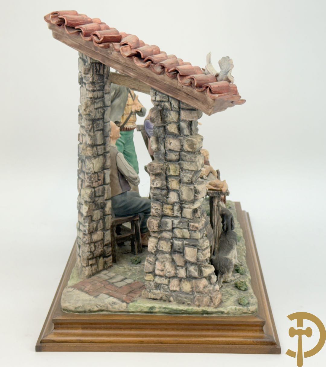 Italiaanse biscuit op houten sokkel met geanimeerde herbergscène