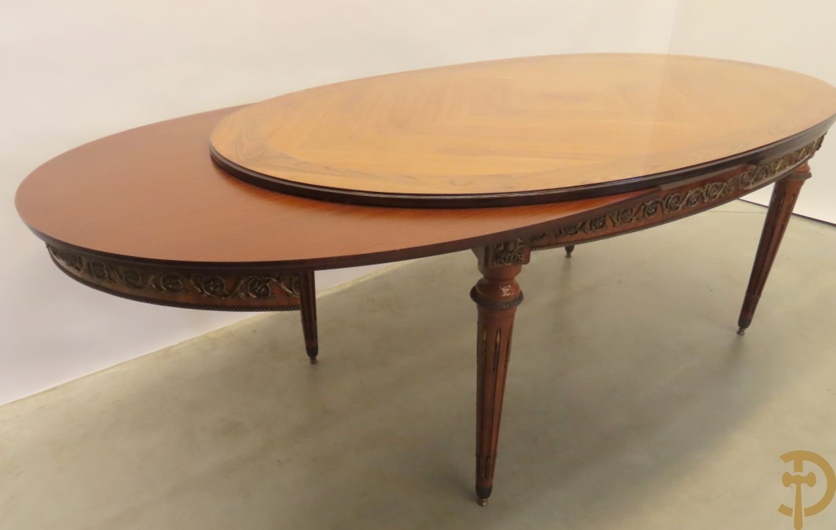 Notelaren eetkamer Louis XVI stijl bestaande uit vijfdeursdressoir met bloemenmarquetterie, bronsbeslag en wit marmeren blad, ovale uittrekbare tafel, 6 stoelen met leder bekleed en gegalbeerde vitrine met geslepen ruitjes